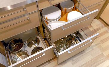 Návrhy kuchyní | Uspořádání předmětů v zásuvkách
