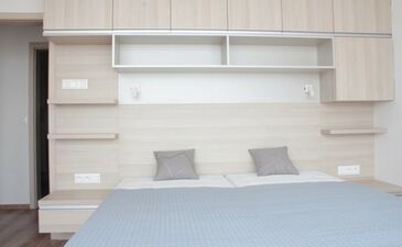 Bytový design | Návrh interiéru ložnice počítal s dostatkem úložného prostoru