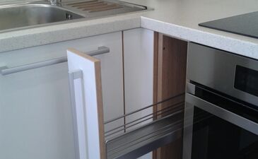 Kuchyň panelák lamino - kombinace bílá aimitace dřeva 5 | Návrh a realizace kuchyně rohová