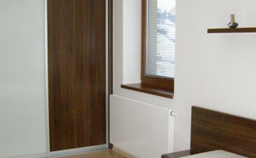 Návrhy ložnic | Ukázka interiéru ložnice v Brně - Šatní skříň