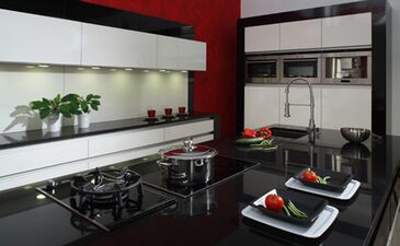 Návrh kuchyně | Realizovaná moderní kuchyně v černé a bílé barvě