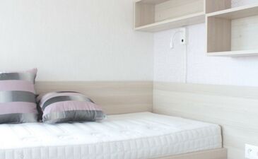 Bytový design | Dětská postel s lampičkou pro večerní čtení
