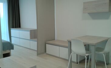 Návrh garsonky - jídelní prostor a pohled do ložnice - Brno