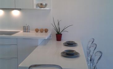 Kuchyń bílá lesk, bílé úchytky, bílá deska 3 | Realizace - Kuchyně - bílá Brno