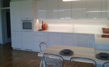 Kuchyń bílá lesk, bílé úchytky, bílá deska 4 | Realizace - Kuchyně - bílá Brno