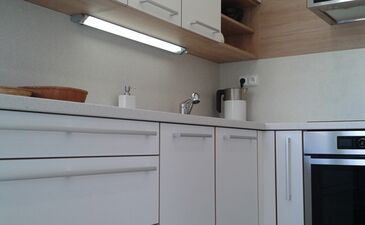Kuchyň panelák lamino - kombinace bílá aimitace dřeva 3 | Realizace - Kuchyně - rohová Brno