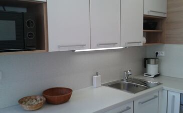 Kuchyň panelák lamino - kombinace bílá aimitace dřeva 4 | Návrh a realizace kuchyně rohová