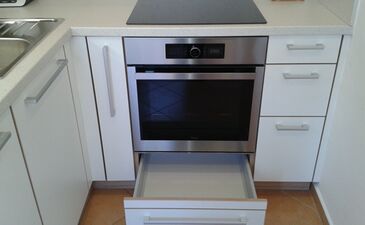 Kuchyň panelák lamino - kombinace bílá aimitace dřeva 6 | Návrh a realizace kuchyně rohová