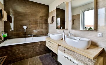 Návrhy koupelen | Realizovaný návrh koupelny se světlým a tmavým dekorem dřeva
