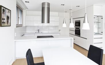 Moderní kuchyně na míru - bílá barva
